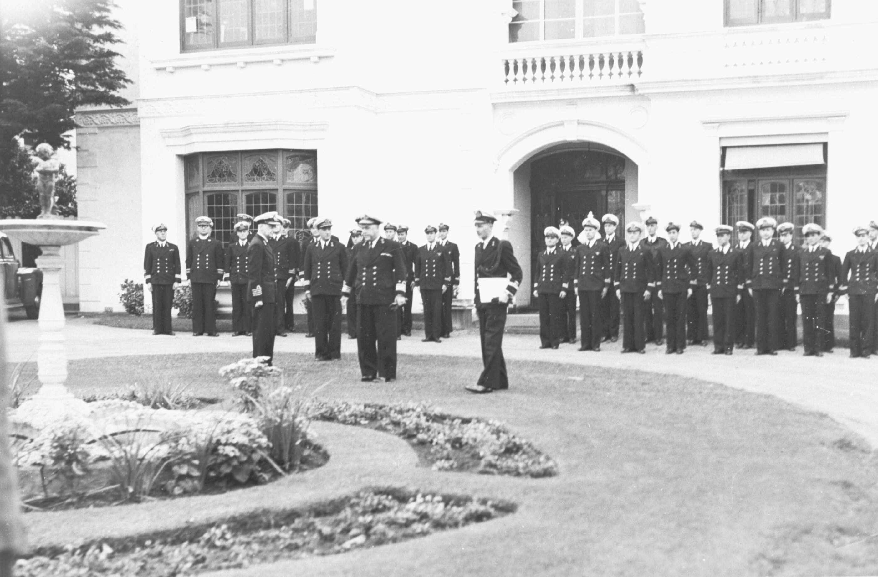 Kapitein van Foreest neemt op 1 oktober 1945 in Melbourne commando van Koninklijke Nederlandse marine over van Admiraal Koenraad